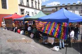 Xalapa, Ver., 25 de octubre de 2024.- Como forma de protesta contra la Reforma Judicial, trabajadores del PJF organizaron una ?Feria Judicial? en Plaza Lerdo.