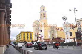 Xalapa, Ver., 26 de octubre de 2024.- Las catrinas monumentales jarochas quedaron finalmente instaladas en Plaza Lerdo, a das de conmemorarse el Da de Muertos.