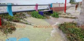 Minatitln. Ver., 26 de octubre de 2024.- Desde las primeras horas de este sbado, el ro Coatzacoalcos desbord y empeor la inundacin en la zona comercial que desde das antes ya estaba bajo el agua.