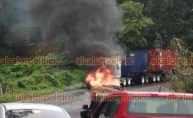 Acajete, Ver., 26 de octubre de 2026.- Camioneta se incendi en la carretera Perote-Xalapa, por lo que la circulacin se vio afectada varios minutos; no se reportan lesionados.