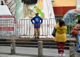 Xalapa, Ver., 27 de octubre de 2024.- En este domingo familiar, ciudadanos posan para tomarse fotografas con las catrinas monumentales colocadas en Plaza Lerdo.
