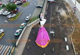 Emiliano Zapata, Ver., 27 de octubre de 2024.- En redes sociales gener comentarios el singular estilo de la catrina monumental ?tuneada?, que se instal a la altura de Bodega Aurrer de Las Trancas.