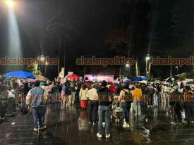 Xalapa, Ver., 27 de octubre de 2024.- El evangelista Ramiro Camero reuni a cientos de xalapeos en el parque Jurez como parte de las ?Noches de Sanidad y Milagros? organizadas por la Direccin de Asuntos Religiosos del Ayuntamiento y la Coordinacin de Promocin de los Valores Cvicos y Culturales de la SEGOB.
