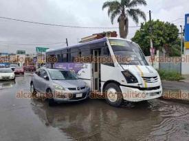 Xalapa, Ver., 28 de octubre de 2024.- Autobs del transporte pblico y auto chocaron en la avenida Chedraui Caram, esquina con avenida Central. No se reportaron lesionados slo afectaciones a la circulacin con direccin a El Castillo.