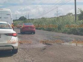 Coatzacoalcos, Ver., 29 de octubre de 2024.- Totalmente deteriorada luce la carretera que va de la caseta del puente Coatzacoalcos I hacia la zona de complejos o Villahermosa. Vehculos deben pasar por enormes baches