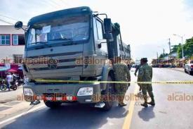 Sayula de Alemn, Ver., 29 de octubre de 2024.- Sobre las lneas peatonales qued el cadver de un hombre atropellado por un camin del Ejrcito que ser parte del nuevo parque vehicular de la SEDENA en la zona.