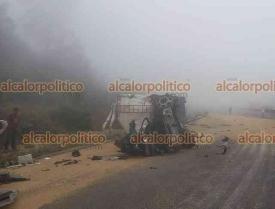 Tlacolulan, Ver., 29 de octubre de 2024.- Triler doble remolque al que le fallaron los frenos caus desastre en la autopista Xalapa-Perote. Primero choc con el muro divisorio, perdiendo uno de sus remolques, el cual destroz un Chevrolet Aveo. La unidad sigui avanzando y  le peg a un ADO para despus volcar. Dos personas resultaron heridas.
