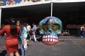 Xalapa, Ver., 30 de octubre de 2024.- En plaza Lerdo, personas visitan la muestra de altares de distintos municipios veracruzanos.