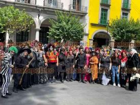 Xalapa, Ver., 30 de octubre de 2024.- Con msica y caracterizados con temtica de Da de Muertos, docentes y alumnos de la Escuela Industrial desfilaron por el Centro de la ciudad.