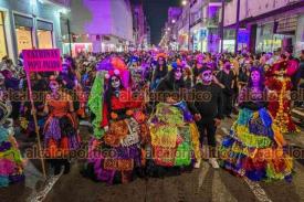 Veracruz, Ver., 30 de octubre de 2024.- Papaqui de Da de Muertos en el Centro Histrico de la ciudad. En este dcimo primer desfile, participaron ms de 600 nios, jvenes y adultos para el disfrute de quienes se dieron cita sobre el recorrido que inici en El Tranva del Recuerdo, sobre la avenida Independencia, hasta plaza la Repblica.
