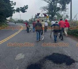 Acajete, Ver., 31 de octubre de 2024.- Debido al mal estado de la carretera Perote-Banderilla y ante la desatencin del Gobierno del Estado, vecinos de La Joya se pusieron a bachear esta va. Esperan que as se reduzca el dao a vehculos que por aqu transitan.