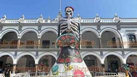 Veracruz, Ver., 31 de octubre de 2024.- En el Zcalo fue colocada una catrina de 6 metros de altura caracterizada de jarocha. Fue elaborada por el pintor Armando Hernndez.