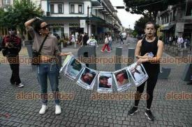 Xalapa, Ver., 31 de octubre de 2024.- Alumno/as de Danza y otras facultades del rea de Artes de la Universidad Veracruzana actuaron el performance ?Catrinas Ambulantes? en el Centro de la capital. Con carteles de personas desaparecidas, preguntaban a ciudadanos si los haban visto.