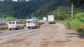 Maltrata, Ver., 31 de octubre de 2024.- En el distribuidor vial de La Estancia, en la autopista Mendoza-Acatzingo, elementos de la Guardia Nacional orientan a los conductores para que tomen una va alterna si es que van a Puebla ante el derrumbe en las Cumbres de Maltrata.