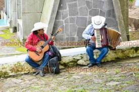 Xalapa, Ver., 1 de noviembre de 2024.- Desde este viernes, xalapeos acuden a los panteones para visitar las tumbas de sus difuntos.