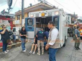 Xalapa, Ver., 1 de noviembre de 2024.- Cuerpos de emergencia sofocaron incendio que se suscit en vivienda de la calle Hortensia, colonia Salud. Hombre se cort al romper los cristales para que escapara el humo.