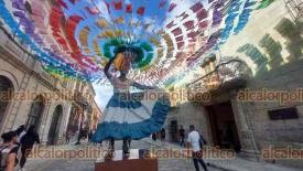 Oaxaca, Oax., 1 de noviembre de 2024.- Las tradiciones mexicanas de la poca de Fieles Difuntos, se dejan observar con el colorido de los adornos como alebrijes, catrinas, adornos de papel de colores alegres. En esta poca muchos extranjeros deciden visitar este Estado.
