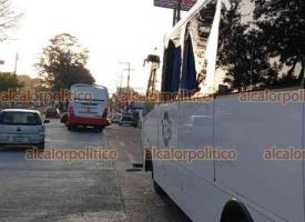 Xalapa, Ver., 2 de noviembre de 2024.- Autobs la lnea TRS impact por alcance a camin de pasajeros Miradores que termin por chocar a un auto particular, en la avenida Lzaro Crdenas a la altura de Urban Center. No hubo lesionados.