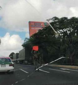 Xalapa, Ver., 2 de noviembre de 2024.- Triler de la SEDENA que formaba parte de un convoy detuvo su marcha a causa de una falla en la avenida Lzaro Crdenas en el carril con direccin a Banderilla, a la altura de Torre nimas, lo que complic el trnsito. 