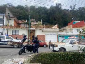 Xalapa, Ver., 2 de noviembre de 2024.- En la colonia Progreso Macuiltpetl, en la esquina de Chilpancingo y Acapulco, se suscit movilizacin policiaca por hombre muerto a balazos. Trascendi que el crimen habra sido a causa de conflictos familiares.