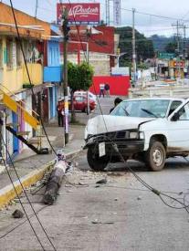 Xalapa, Ver., 2 de noviembre de 2024.- Lector reporta que en la avenida Mxico, colonia Revolucin, conductor de una camioneta que manejaba presuntamente ebrio choc contra poste y lo derrib.