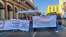 Xalapa, Ver., 4 de noviembre de 2024.- Integrantes del sindicato SRMAV bloquearon la calle Enrquez, en el centro de la Capital. Exigen la reinstalacin de docente de Educacin Especial a quien presuntamente le quitaron su plaza injustificadamente.