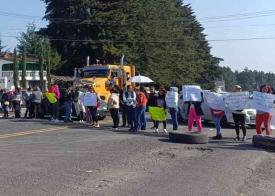 Las Vigas, Ver., 4 de noviembre de 2024.- Este lunes por la maana padres de familia de la escuela Telesecundaria ?Ricardo Flores Magn? bloquearon la carretera Perote-Xalapa para exigir la destitucin de la Directora de dicho plantel.