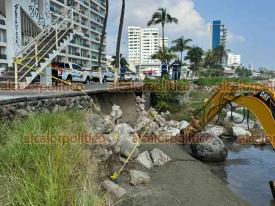 Boca del Ro, Ver., 4 de noviembre de 2024.- Parte de la banqueta del bulevar vila Camacho, a la altura de El Morro, fue acordonada por PC debido a un socavn junto al puente peatonal de la Torre Veramar.