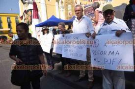 Xalapa, Ver., 5 de noviembre de 2024.- Trabajadores del Poder Judicial federal y ciudadanos se congregaron en la Plaza Lerdo para manifestar su apoyo a la Suprema Corte ante la discusin sobre la Reforma Judicial. Instalaron pantallas para seguir la sesin. 