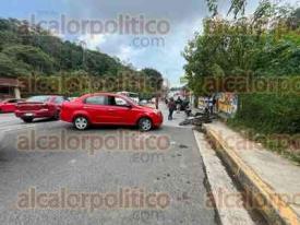 Xalapa, Ver., 5 de noviembre de 2024.- Motociclista result lesionado al chocar contra un vehculo que le hizo corte de circulacin en la avenida Rbsamen. Al lugar se movilizaron paramdicos.