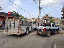 Xalapa, Ver., 5 de noviembre de 2024.- ?Flamazo? debido a la fuga en un tanque de gas, moviliz a cuerpos de emergencia a la privada de Jamaica, en la colonia Lomas de Casa Blanca. Bomberos y PC Municipal controlaron la situacin.