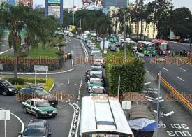 Xalapa, Ver., 6 de noviembre de 2024.- Integrantes del SIATEM se manifestaron en la SEV para exigir cumplimiento de demandas planteadas con anterioridad. Debido a que no eran atendidos, bloquearon por algunos minutos la avenida Lzaro Crdenas en ambos sentidos.