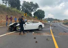 Coatepec, Ver., 6 de noviembre de 2024.- Auto choc contra talud luego de que el chofer perdi el control cuando circulaba en el libramiento. Tres personas resultaron heridas y fueron hospitalizadas. Peritos de Trnsito del Estado tomaron conocimiento del percance.