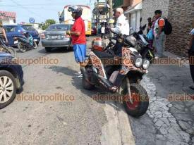 Veracruz, Ver., 7 de noviembre de 2024.- En la avenida Dos Bahas, en Ro Medio I, una mujer motociclista fue atropellada por la conductora de un automvil.