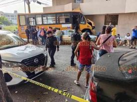 Veracruz, Ver., 7 de noviembre de 2024.- En el fraccionamiento Reforma, autobs se fue contra la fachada de un edificio luego de ser impactado por una camioneta cuya conductora no respet la preferencia de paso en el cruce de las avenidas 20 de Noviembre y Doctor Alfredo Iglesias. Pasajeros resultaron heridos.