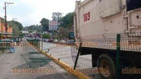 Xalapa, Ver., 8 de noviembre de 2024.- Camin de Limpia Pblica que circulaba por la avenida Rbsame, derrib la valla metlica que se encuentra a la altura de Xalapa 2000. Al parecer la unidad se habra acercado demasiado a la valla, lo que deriv en el percance. No hubo lesionados.