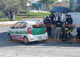 Xalapa, Ver., 9 de noviembre de 2024.- Por un conflicto vial, taxista y motociclista se liaron a golpes en la esquina de calle Azueta y avenida Avila Camacho. Paramdicos atendieron al ruletero, que se llev la peor parte. Al lugar acudieron policas municipales.