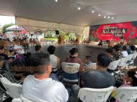 Xalapa, Ver., 10 de noviembre de 2024.- Xalapeos disfrutaron muestra de juegos autctonos en el parque Jurez, propuesta de la asociacin Juegos y Deportes Autctonos y Tradicionales del Estado, como parte del programa cultural ?Domingos Familiares?.
