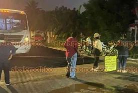 Veracruz, Ver., 11 de noviembre de 2024.- Desde muy temprano este lunes, pobladores de la localidad Vargas bloquean la carretera federal 140 Veracruz-Xalapa a la altura de Paso San Juan. Exigen mejoramiento del servicio urbano.