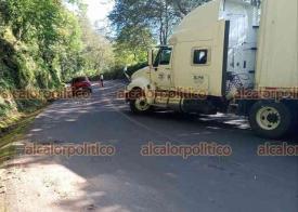 Yecuatla, Ver., 12 de noviembre de 2024.- Triler que suba la carretera Misantla-Banderilla sufri desperfecto y termin varado a la altura de la ?Z?. Trnsito del Estado implement operativo vial en la zona. Cerca de las 10:00 horas el camin fue retirado y se normaliz la circulacin.