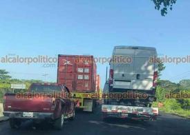 Alto Lucero, Ver., 12 de noviembre de 2024.- Socavn en la carretera Cardel-Nautla, mantiene paralizada la circulacin con direccin a Laguna Verde. Largas filas de vehculos de carga y particulares se pueden observar sobre dicha carretera. 