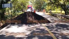 Alto Lucero, Ver., 12 de noviembre de 2024.- En el punto donde ocurri el hundimiento en la carretera federal 180 tramo Palma Sola-Cardel trabajan de urgencia para reparar la falla que ocasion suspender la circulacin y provoca largas filas de vehculos en ambos sentidos. En la imagen y video del fondo del hoyo, se ve la luz del da por debajo del pavimento.