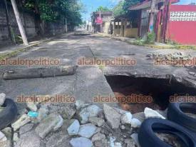 Minatitln, Ver., 12 de noviembre de 2024.- Vecinos y alumnos del Instituto Tecnolgico marcharon al Complejo Petroqumico Cosoleacaque y bloquearon el bulevar Institutos Tecnolgicos para exigir que se reparen las calles que presentan socavones y que ponen en riesgo a la poblacin.