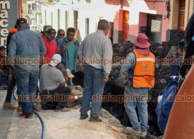 Xalapa, Ver., 13 de noviembre del 2024.- Durante la pavimentacin en la calle Revolucin, trabajador result lesionado al caerle pedazo de concreto en una pierna. Paramdicos de la Cruz Roja lo trasladaron al Hospital del IMSS.