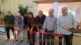 Xalapa, Ver., 14 de noviembre del 2024.- Este jueves el director del Instituto de Artes Plsticas de la UV, Manuel Morelos junto a la representante del director de la galera en el recinto, Olga Gonzlez y participantes de esta coleccin, inaugur la exposicin ?Libros de Arte? en marco del 20 Aniversario de la Biblioteca ?Carlos Fuentes?.