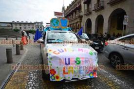 Xalapa, Ver., 15 de noviembre de 2024.- Por la calle Enrquez, centro de la Capital, desfil caravana de automviles que portaban mensajes y carteles con los que llamaron a cuidar la salud y los recursos naturales.