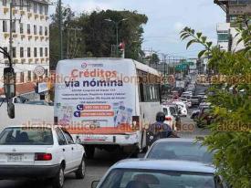 Xalapa, Ver., 16 de noviembre de 2024.- La tarde de este sbado se observ gran carga vehicular en algunas calles de la Capital como Circuito Presidentes, zona de CAXA y  Lzaro Crdenas. Tome precauciones.