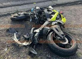 Emiliano Zapata, Ver., 17 de noviembre del 2024.- Un motociclista se lesion tras chocar contra un vehculo Chevrolet Chevy que le hizo corte de circulacin sobre la carretera Xalapa-Veracruz, a la altura de la localidad de Cerro Gordo. Paramdicos de Proteccin Civil trasladaron al herido a un hospital.