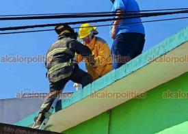 Xalapa, Ver., 18 de noviembre de 2024.- Bomberos y PC Municipal controlaron fuga de gas en la parte alta de una vivienda, en la calle Gustavo Daz Ordaz de la colonia Arboledas de Xalapa. No se reportaron afectaciones o lesionados.