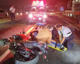 Xalapa, Ver., 19 de noviembre del 2024.- Dos jvenes que viajaban a bordo de motocicleta resultaron lesionados tras ser impactados por vehculo particular sobre el puente Macuiltpetl. Paramdicos los trasladaron al hospital.